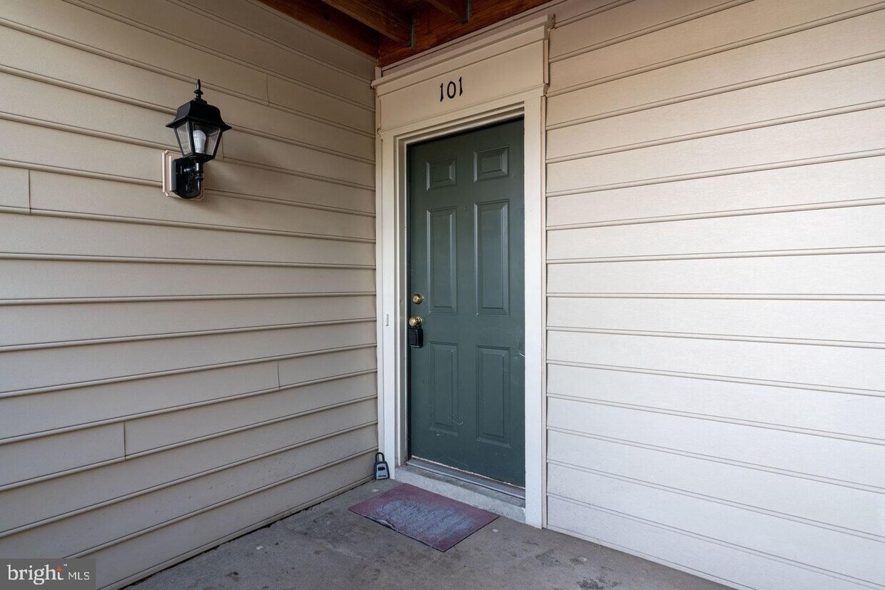 9234 Cardinal Forest Ln Unit 101, Lorton, VA 22079 Room for Rent in