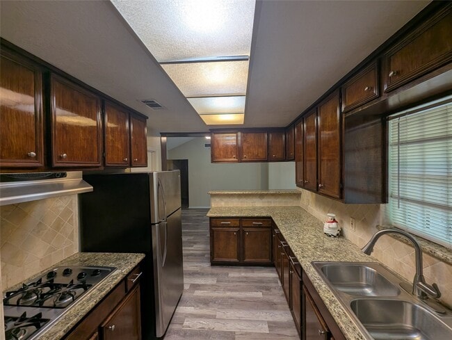 Foto del edificio - 5203 Heathercrest Dr