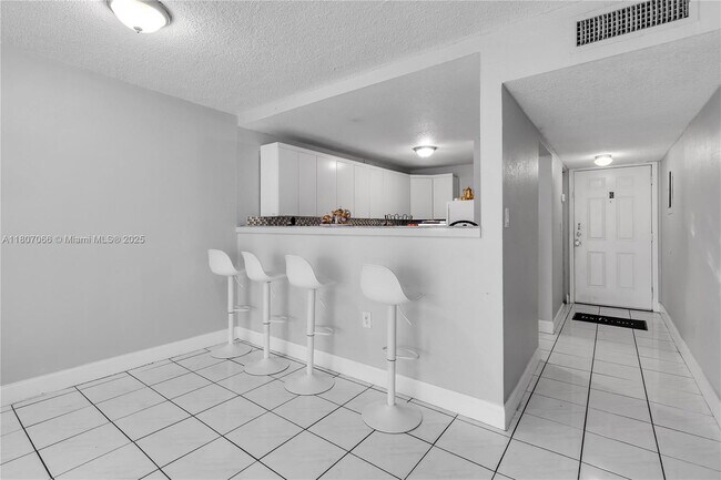 Foto del edificio - 10000 NW 80th Ct