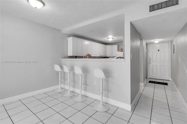 Building Photo - 10000 NW 80th Ct