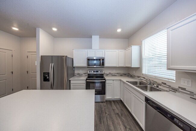 Building Photo - Three bedroom townhouse in Hazel Dell - Central Air Conditioning