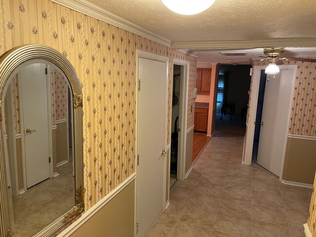 Foto del edificio - *Coming Soon* Charming 2 Bedroom, Close to...