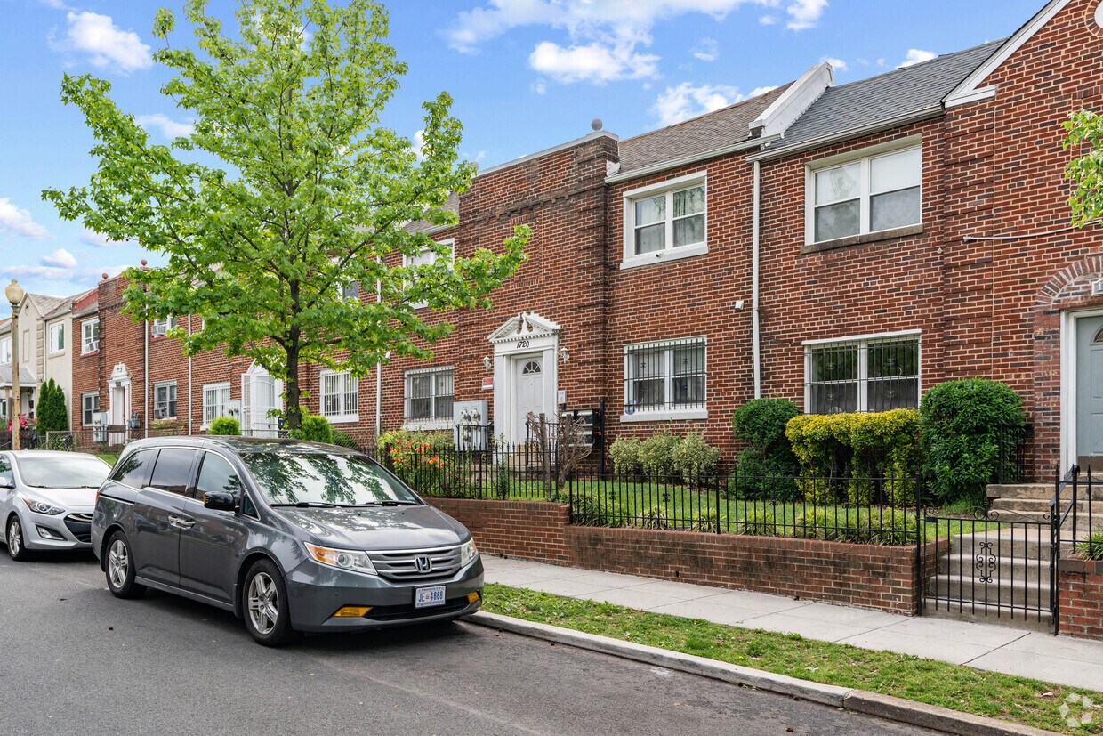 Primary Photo - 1720 Capitol Ave NE
