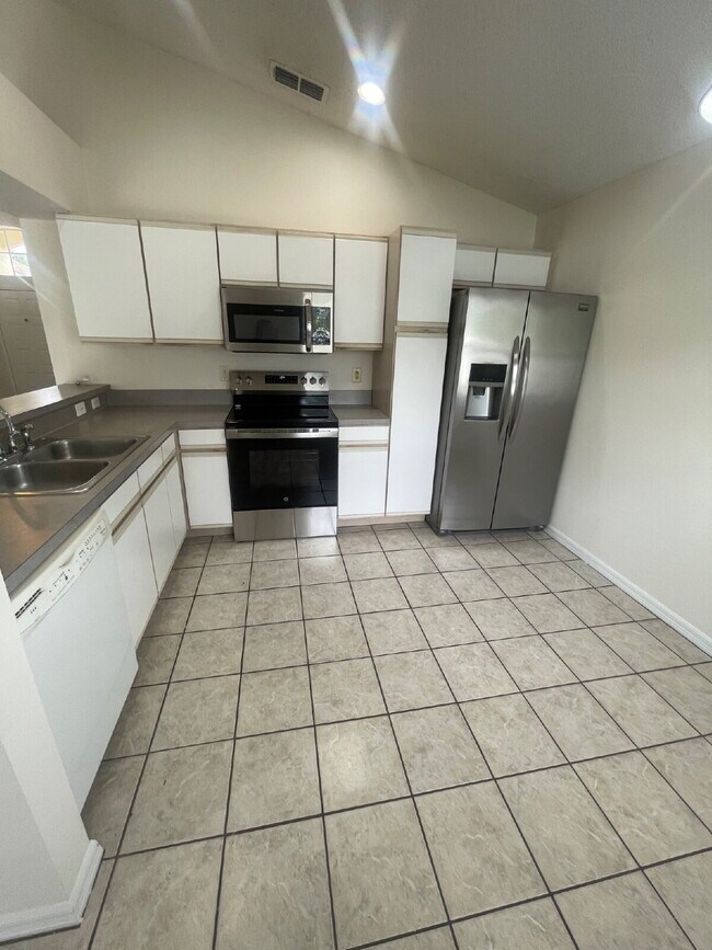 Building Photo - 4 Bedroom, 2 Bathroom Home in St. Cloud - Spacious 1612 Sq Ft