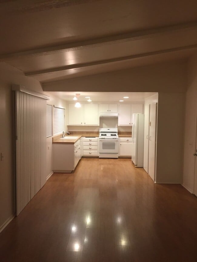 Building Photo - Ellwood Beach 4 Bedroom Home
