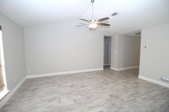 Building Photo - Pet-Friendly Remodeled 3 bedroom 2 bathroo...