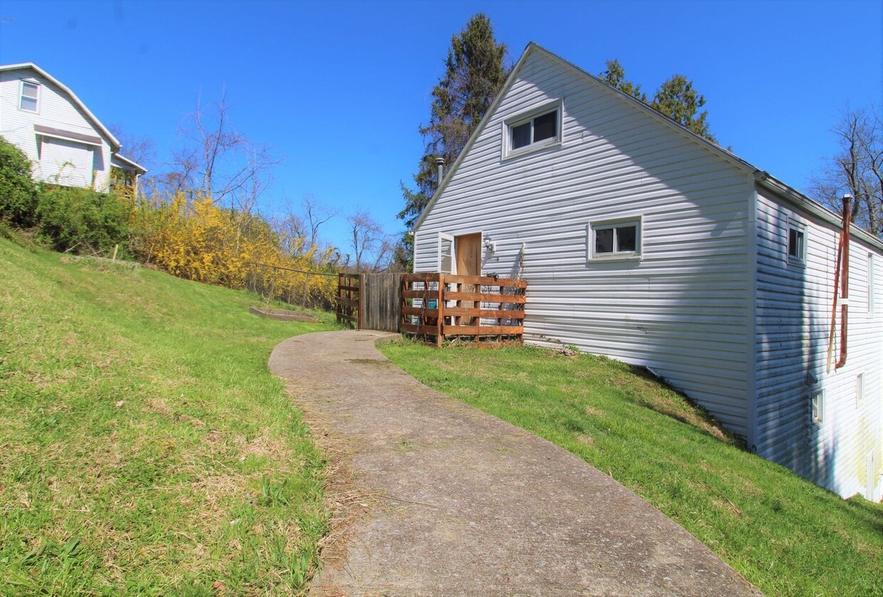 Primary Photo - 3 Bed/2 Bath with Fenced in Back Yard - Av...