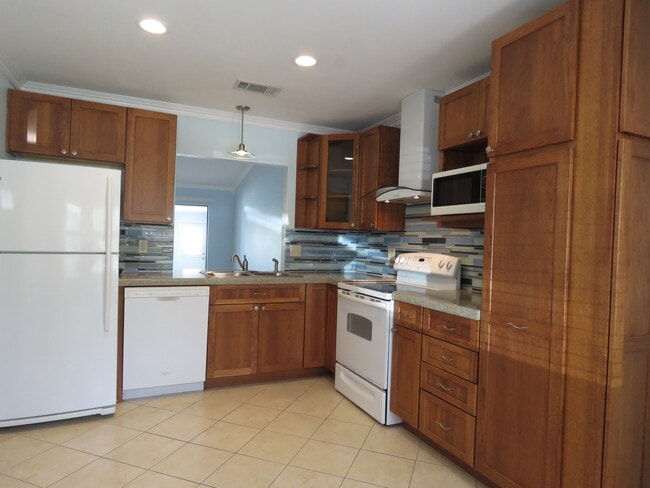 Building Photo - 414 Narvaezi St