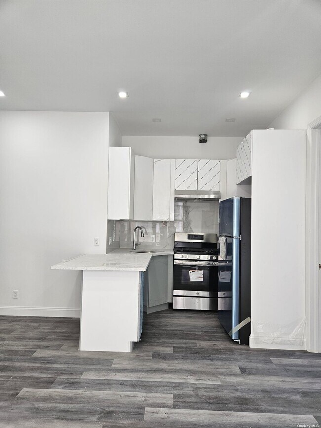 Foto del edificio - 21-24-24 21st Rd