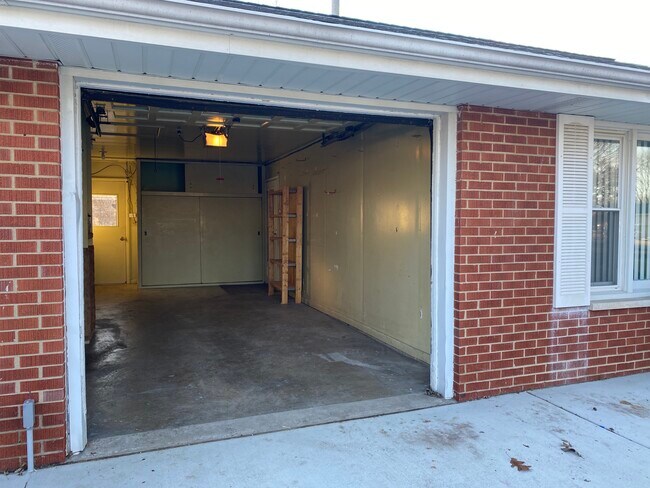 Building Photo - 624 W Laclaire Ln