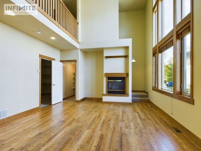Building Photo - 3 Bedroom and Office!
