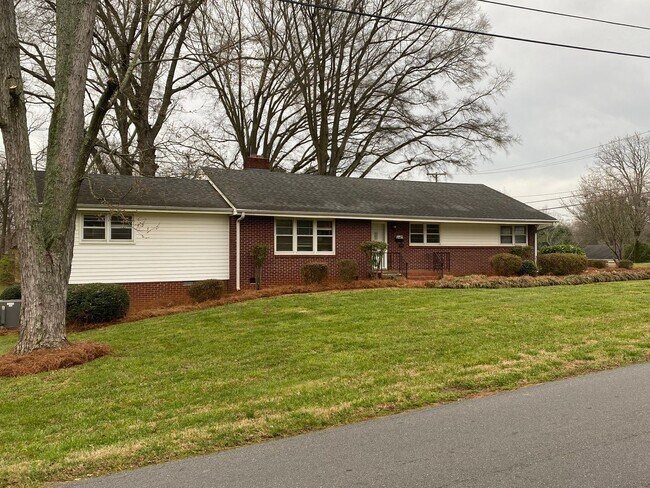 Foto del edificio - MOVE-IN READY!