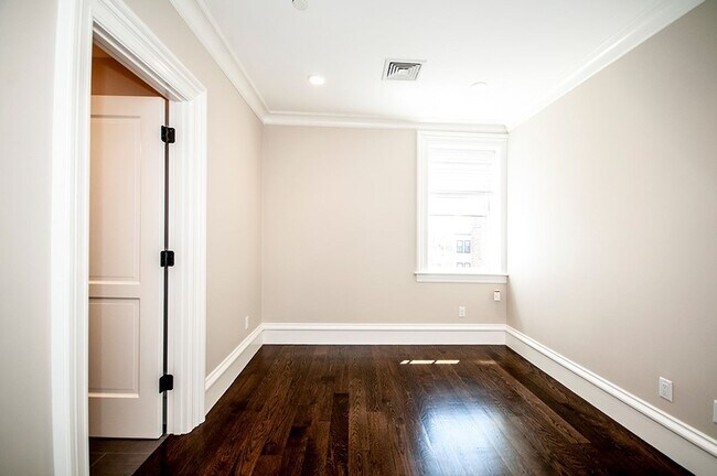 Building Photo - BBB - Beautiful BU 3 Bed. Unique