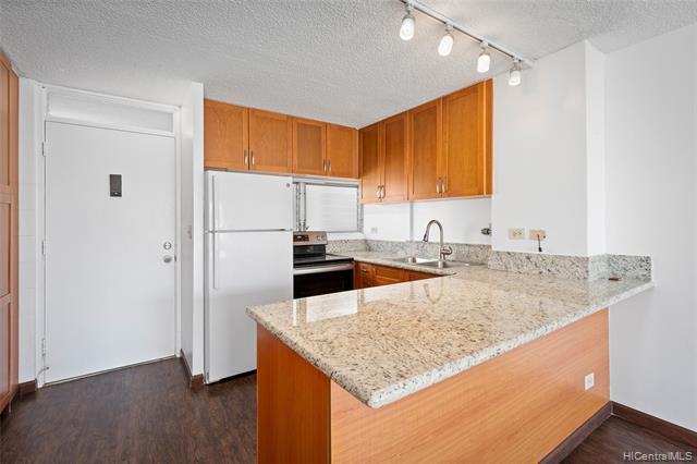 Building Photo - 2421 Ala Wai Blvd