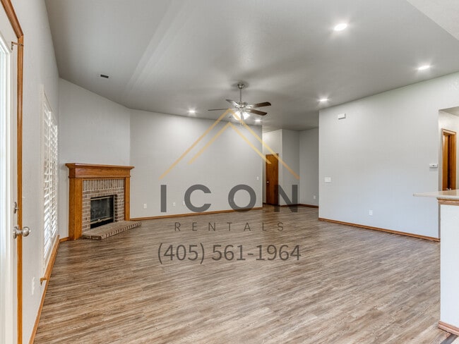 Building Photo - 313 E Plantation Terrace