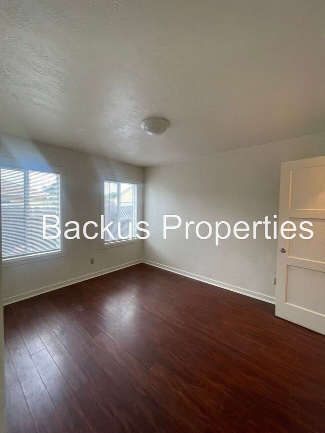 Building Photo - Wonderful duplex unit in North Salinas
