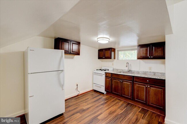 Building Photo - 806 18th St S