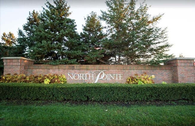 Building Photo - Beautiful Lower Unit, 2 bd, 2 bth Condo in...