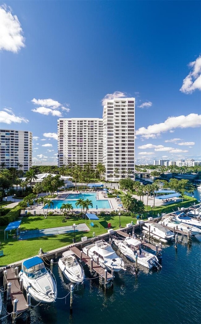 Building Photo - 2500 Parkview Dr