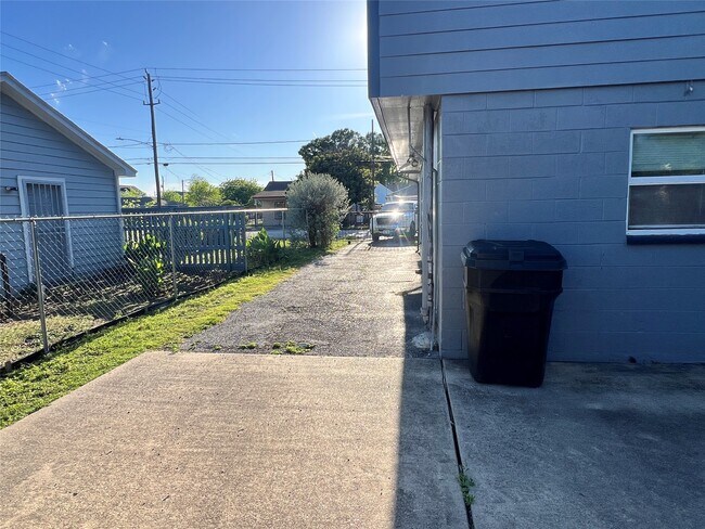 Foto del edificio - 5604 Chapman St