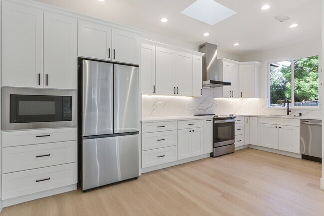 Building Photo - 552 Sequoia Dr