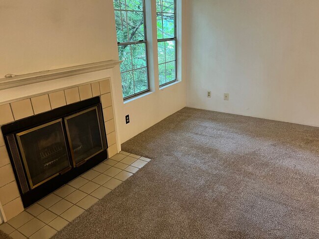 Building Photo - Convenient East Bremerton Condo