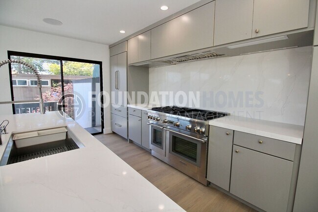 Building Photo - Remodeled Luxury Mill Valley Retreat - FOU...