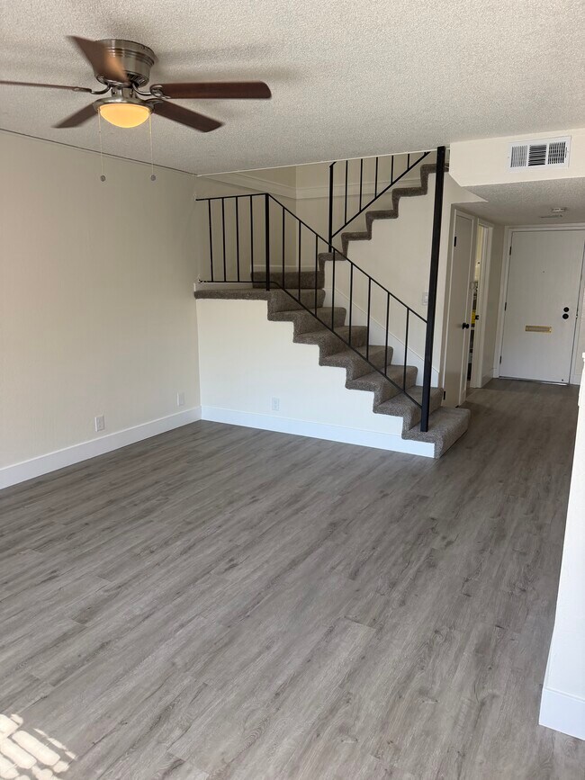 Sala de estar - 5128 Greenberry Dr