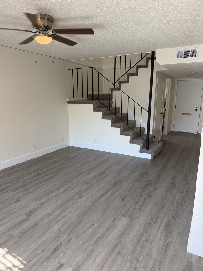 Living room - 5128 Greenberry Dr