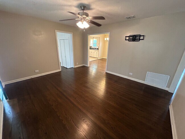Foto del edificio - AVAILABLE NOW! Lovely 3 Bedroom / 1 Bath  ...