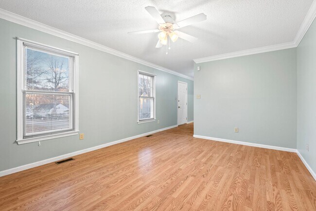 Building Photo - $500 Off First Month's Rent! Upgraded Spac...