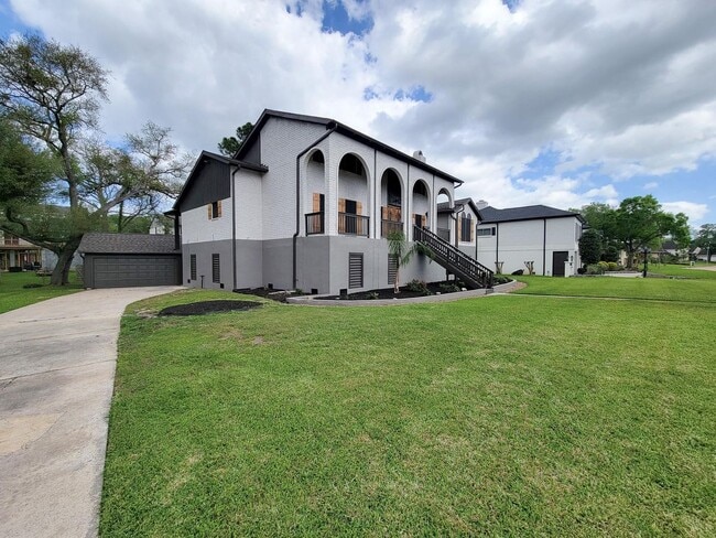 Building Photo - BEAUTIFUL LARGE 4 BEDROOM 2.5 BATH HOME