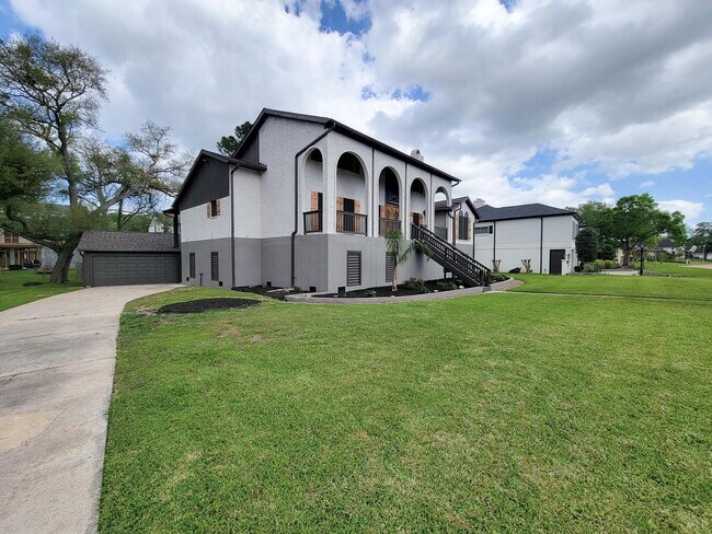 Foto del edificio - BEAUTIFUL LARGE 4 BEDROOM 2.5 BATH HOME