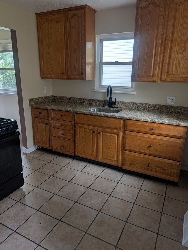 Building Photo - Charming 4 beds 1 bath in Euclid!