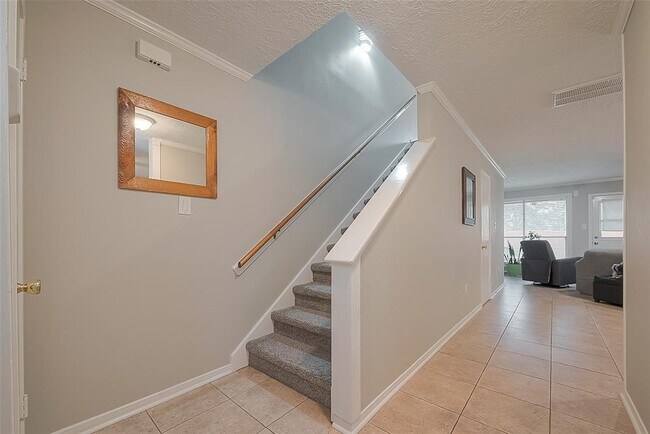 Building Photo - 561 Birdsong Dr