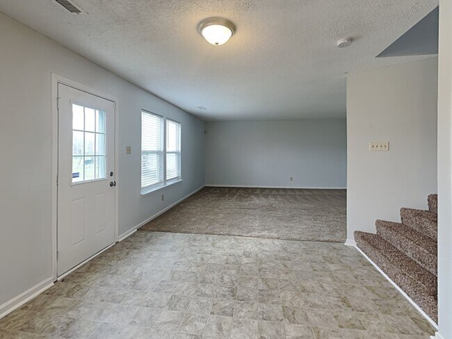 Building Photo - HOLIDAY SPECIAL - GRAND 3 bed 2.5 bath
