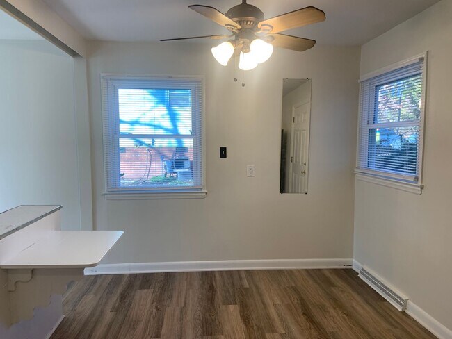 Building Photo - 3 Bedroom with New Flooring & Fresh Paint