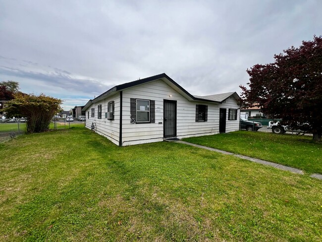 Foto del edificio - Non-Refundable & Security Deposit Total: $...