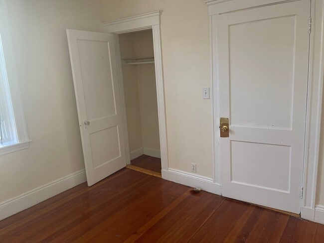 Foto del edificio - Allston 4 Bed split or formal 3 bed Ht Hw Included month free HW Floors Laundry Students ok