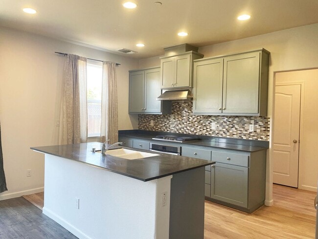 Building Photo - Beautiful 4/2.5 West Side Gilroy