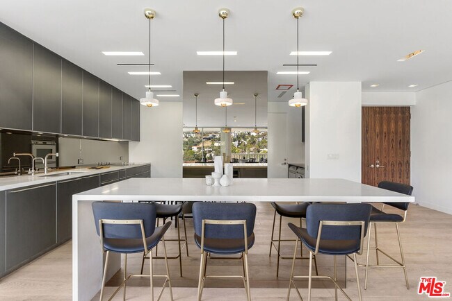 Foto del edificio - 9255 Doheny Rd