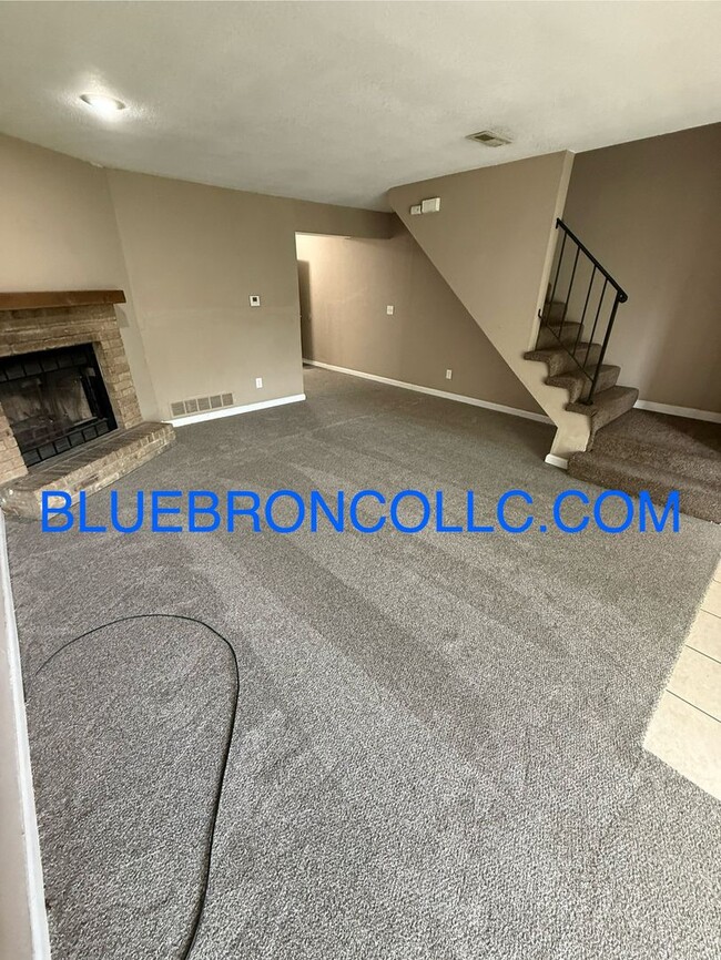 Building Photo - 2 bedroom 1.5 bath with attached garage, G...