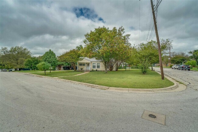 Foto del edificio - Charming 3 Bedroom Home on Corner Lot