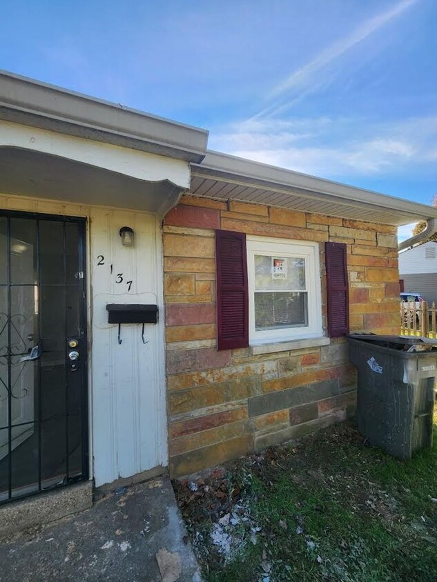 Primary Photo - Two Bedroom Duplex Near 21st and Arlington...