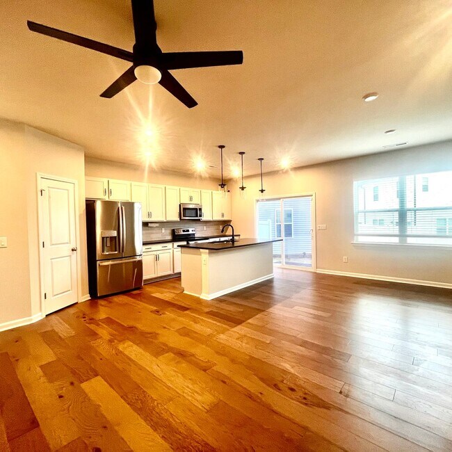 Building Photo - ** MOVE -IN SPECIAL! $500 off the first month's rent if approved application received by 06/30/20...