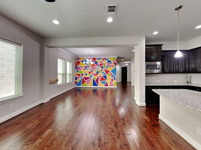 Foto del edificio - Breathtaking 4-bedroom home in the highly ...