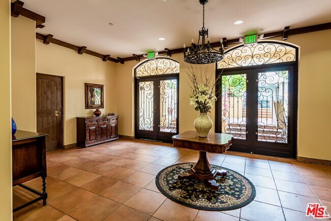 Foto del edificio - 5037 Rosewood Ave