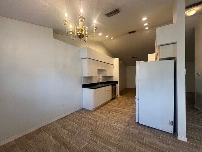 Building Photo - 3 Bedroom, 2 Bath Home with Yard - Palmetto