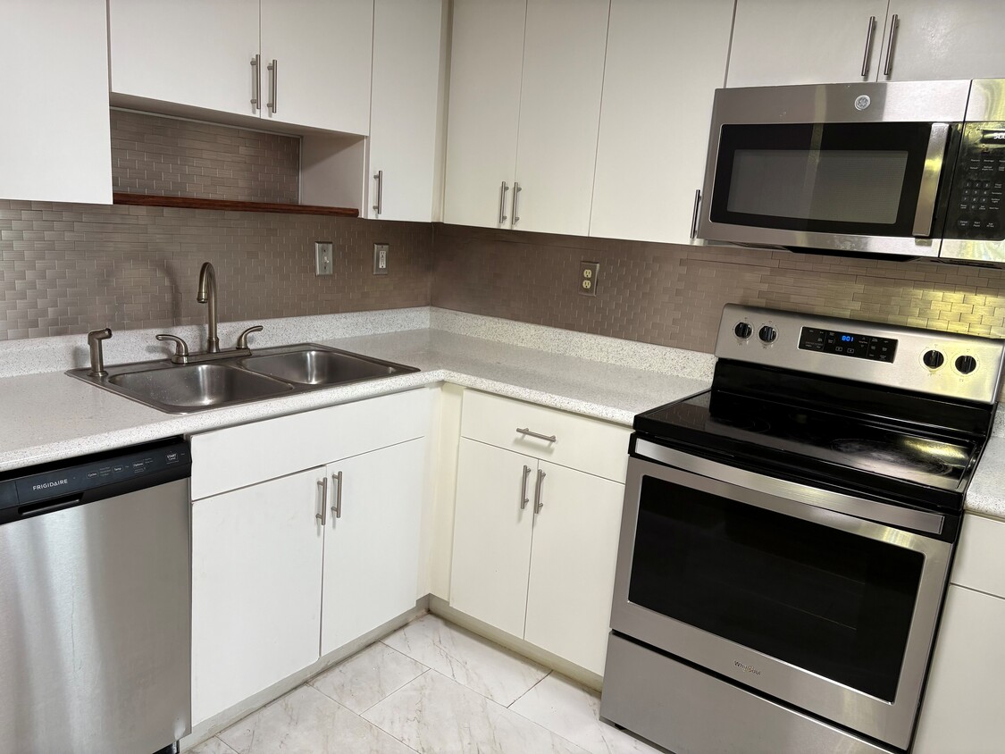 Primary Photo - 21 E 3rd St