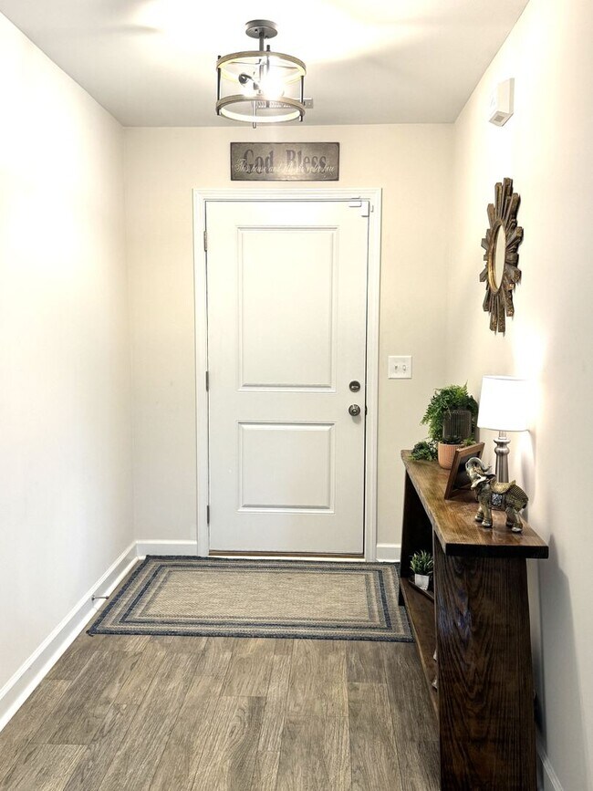 Building Photo - Beautiful home! Convenient to the city with all shopping!
